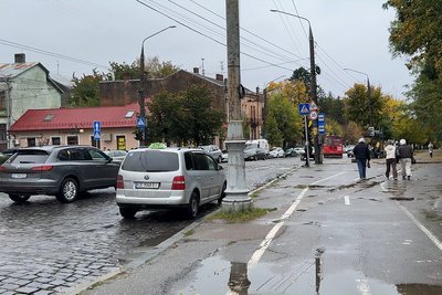 Чернівчани на вулиці Головній міста під час дощ Чернівчани на вулиці Головній міста під час дощ