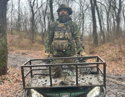 Владислав самостійно підвозив провізію на позиції, фото зроблене у період з 2021 до 2025 року Владислав самостійно підвозив провізію на позиції, фото зроблене у період з 2021 до 2025 року