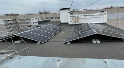 Сонячні панелі на даху багатоповерхівки у Миколаєві Сонячні панелі на даху багатоповерхівки у Миколаєві