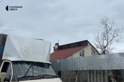 Пошкоджені будинки, гаражі та автомобілі: фото наслідків нічної атаки дронами по Одещині Пошкоджені будинки, гаражі та автомобілі: фото наслідків нічної атаки дронами по Одещині