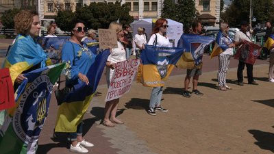 У Хмельницькому відбулася акція "Поверніть Героїв з полону" У Хмельницькому відбулася акція "Поверніть Героїв з полону"