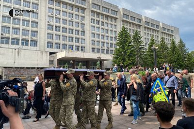 У Києві прощаються з загиблим на війні актором і телеведучим Максимом Неліпою У Києві прощаються з загиблим на війні актором і телеведучим Максимом Неліпою