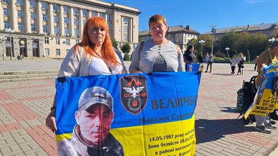 «Шукаємо як підтримку, так і надію»: у Черкасах відбулася щонедільна акція «Не мовчи — полон вбиває» «Шукаємо як підтримку, так і надію»: у Черкасах відбулася щонедільна акція «Не мовчи — полон вбиває»
