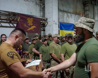 Полковник Олег Апостол нагородив воїнів житомирської 95 бригади