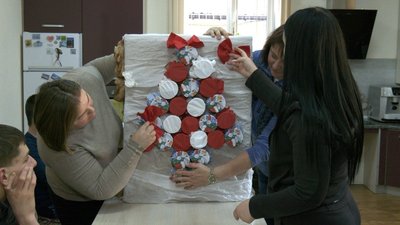 Із цукерок і побажань: у Вінниці підлітки з інвалідністю створили ялинку адвент-календар Із цукерок і побажань: у Вінниці підлітки з інвалідністю створили ялинку адвент-календар