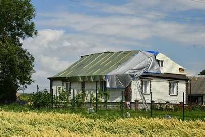 Через блискавку виникли три пожежі. Пошкоджені покрівлі будинків та повалені дерева. Які наслідки негоди на Рівненщині Через блискавку виникли три пожежі. Пошкоджені покрівлі будинків та повалені дерева. Які наслідки негоди на Рівненщині