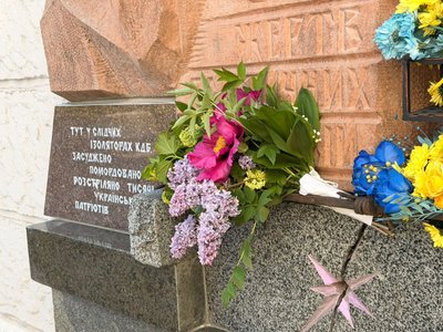 стела жертвам політичних репресій, квіти біля стели стела жертвам політичних репресій, квіти біля стели