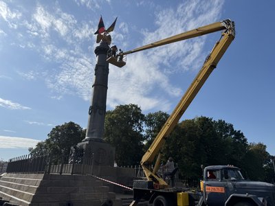 У Полтаві на Монументі Слави замінили прапори через зношеність У Полтаві на Монументі Слави замінили прапори через зношеність