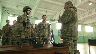 Урок "Захисту України" для одинадцятикласників викладає ветеран у ліцеї на Рівненщині Урок "Захисту України" для одинадцятикласників викладає ветеран у ліцеї на Рівненщині