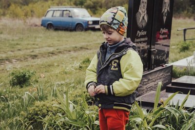 Катають яйця на могилах, кладуть цукерки й паски біля поховань та моляться: як відзначають Проводи на Сумщині Катають яйця на могилах, кладуть цукерки й паски біля поховань та моляться: як відзначають Проводи на Сумщині