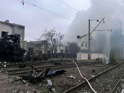 Росія вдарила по депо Укрзалізниці в Одесі: поранено машиніста потяга Росія вдарила по депо Укрзалізниці в Одесі: поранено машиніста потяга