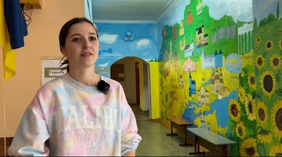 Стіни ліцею на Рівненщині розписує педагогиня у вільний від занять час Стіни ліцею на Рівненщині розписує педагогиня у вільний від занять час