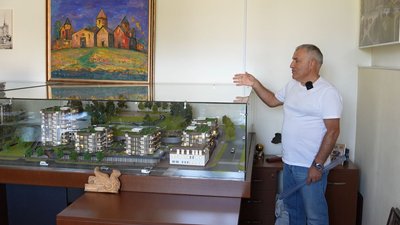 Обвал у Черкасах: схил біля підніжжя скверу Богдана Хмельницького укріплюють 12-метровими палями Обвал у Черкасах: схил біля підніжжя скверу Богдана Хмельницького укріплюють 12-метровими палями