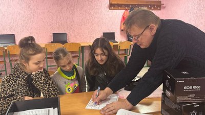 11-річна переселенка з Бахмута вчиться знімати кіно на безкоштовних курсах у Малині 11-річна переселенка з Бахмута вчиться знімати кіно на безкоштовних курсах у Малині