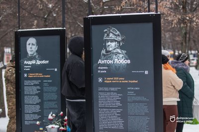 У Дніпрі на Алеї Героїв зʼявились ще 45 стел з історіями загиблих військових У Дніпрі на Алеї Героїв зʼявились ще 45 стел з історіями загиблих військових