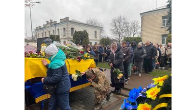 На Чернігівщині попрощалися з шістьма захисниками України, які загинули на фронті На Чернігівщині попрощалися з шістьма захисниками України, які загинули на фронті