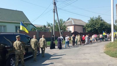 На щиті: громада Черкащини попрощалася з полеглим у бою захисником На щиті: громада Черкащини попрощалася з полеглим у бою захисником