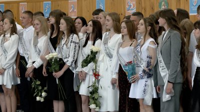"В урочистій атмосфері, а не онлайн": як пройшов останній дзвоник на Вінниччині "В урочистій атмосфері, а не онлайн": як пройшов останній дзвоник на Вінниччині