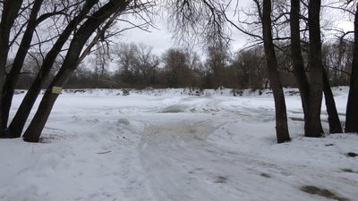 Переправа через Десну: жителі Пекарівського старостату добираються до центру кригою Переправа через Десну: жителі Пекарівського старостату добираються до центру кригою