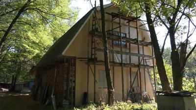 "Жити так, щоб рухатись між туалетом і кухнею, не цікаво": історія подружжя, яке 15 років живе у лісі на Чернігівщині "Жити так, щоб рухатись між туалетом і кухнею, не цікаво": історія подружжя, яке 15 років живе у лісі на Чернігівщині