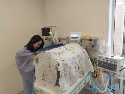 Дитина в кювезі, недоношені діти Дитина в кювезі, недоношені діти