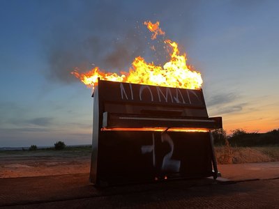 На злітній смузі палаюче піаніно На злітній смузі палаюче піаніно