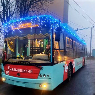 Різдвяний тролейбус, що курсує Хмельницьким Різдвяний тролейбус, що курсує Хмельницьким