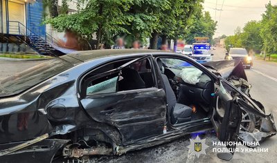 Аварія на вулиці Перемоги в Житомирі: водій в'їхав у стовп, постраждали двоє людей Аварія на вулиці Перемоги в Житомирі: водій в'їхав у стовп, постраждали двоє людей