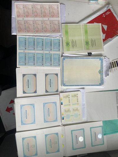 Заготовки для виготовлення підроблених документів, виявлені під час обшуків правоохоронцями Заготовки для виготовлення підроблених документів, виявлені під час обшуків правоохоронцями