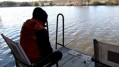 "Сам процес заспокоює": на Вінниччині для військових на реабілітації організовують риболовлю