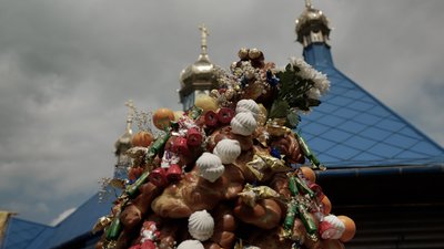 Роблять на похорон, щоби віддати шану: як у селах Буковини зберігають традицію поминального деревця | "Жива спадщина" Роблять на похорон, щоби віддати шану: як у селах Буковини зберігають традицію поминального деревця | "Жива спадщина"