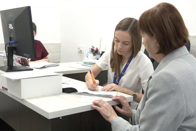 Онкогінекологиня клінічного Буковинського онкоцентру Оксана Івіна разом із пацієнткою Онкогінекологиня клінічного Буковинського онкоцентру Оксана Івіна разом із пацієнткою