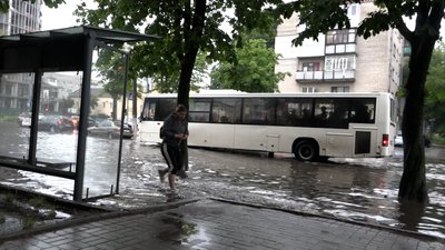 У Житомирі злива підтопила шість мікрорайонів: що розповіли місцеві жителі