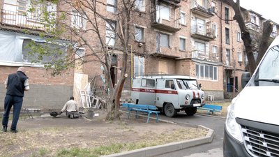 Падіння БПЛА в житловий будинок у Жмеринці: люди ремонтують свої помешкання Падіння БПЛА в житловий будинок у Жмеринці: люди ремонтують свої помешкання