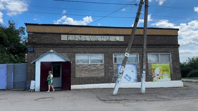 “Усе ледь тримається”: як жителі Ясної Поляни відновлюють будинки після удару “Смерчем” “Усе ледь тримається”: як жителі Ясної Поляни відновлюють будинки після удару “Смерчем”