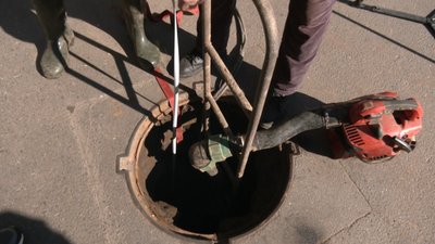 Аби працівник не задихнувся від зварювальних газів під час роботи на глибині 2,5 метра, підключають компресор, який нагнітає повітря