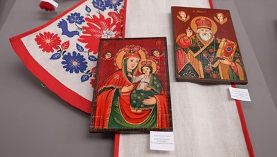 Показували хустки і вчили робити віночки: у Черкасах відкрили виставку "Весільні обереги долі"