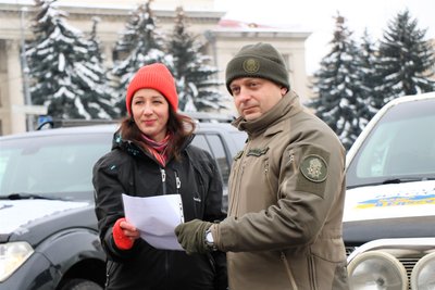 У День ЗСУ військовим для потреб фронту житомирські волонтери передали два авто У День ЗСУ військовим для потреб фронту житомирські волонтери передали два авто