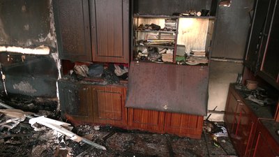 Двоє людей загинули під час пожежі у приватному будинку в Рівному: що кажуть сусіди та рятувальник Двоє людей загинули під час пожежі у приватному будинку в Рівному: що кажуть сусіди та рятувальник