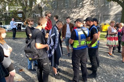 Одесити вчергове вийшли на пікет проти тендерів та закликали віддати гроші на армію Одесити вчергове вийшли на пікет проти тендерів та закликали віддати гроші на армію