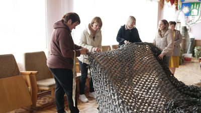 На Вінниччині волонтери плетуть маскувальні сітки для оборонців На Вінниччині волонтери плетуть маскувальні сітки для оборонців