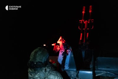Розрахунок зенітної установки ЗУ-23-2 40 бригади берегової оборони під час нічного чергування на півдні