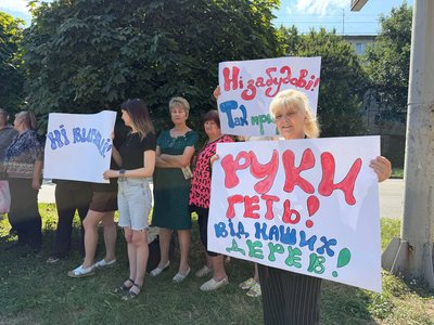 "Цим деревам по 50 років": черкасці протестують проти забудови скверу "Цим деревам по 50 років": черкасці протестують проти забудови скверу