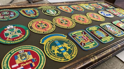 У Миколаєві школярі створювали шеврони для прикордонників У Миколаєві школярі створювали шеврони для прикордонників