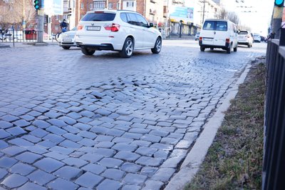Привезли матеріали, але робітники ще не працюють: що з ремонтом вулиці Головної у Чернівцях Привезли матеріали, але робітники ще не працюють: що з ремонтом вулиці Головної у Чернівцях
