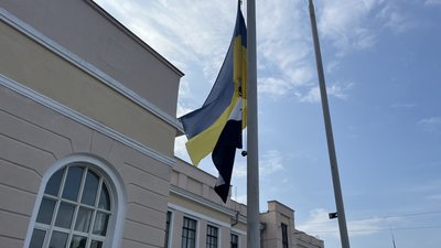 У Полтаві підійняли біло-чорний прапор У Полтаві підійняли біло-чорний прапор