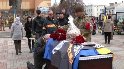 З 23-річним бійцем Сил спеціальних операцій Денисом Медведюком попрощалися у Рівному З 23-річним бійцем Сил спеціальних операцій Денисом Медведюком попрощалися у Рівному