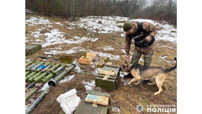 На Чернігівщині виявили схрони, де зберігалося близько однієї тонни зброї та боєприпасів На Чернігівщині виявили схрони, де зберігалося близько однієї тонни зброї та боєприпасів