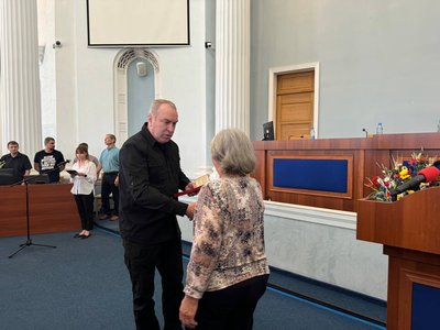 У Черкасах родинам полеглих захисників вручили посмертні нагороди У Черкасах родинам полеглих захисників вручили посмертні нагороди