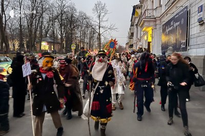 У центрі Києва водили Маланку і збирали гроші для ЗСУ: як це було У центрі Києва водили Маланку і збирали гроші для ЗСУ: як це було